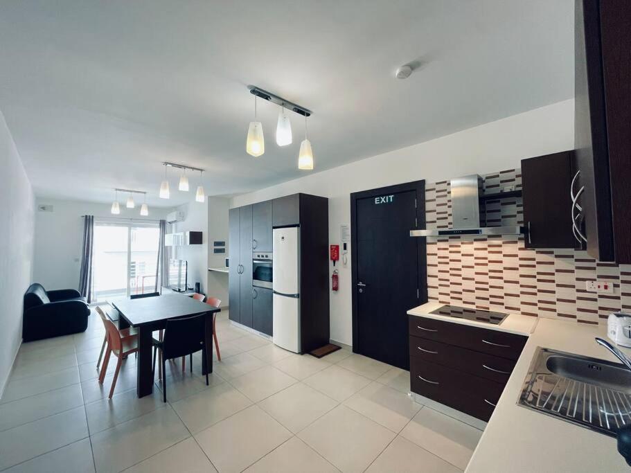 Stylish Modern Central Apartment 4 Paceville San Giuliano Esterno foto