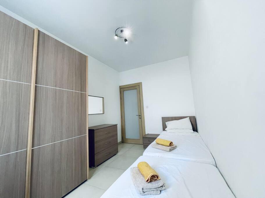 Stylish Modern Central Apartment 4 Paceville San Giuliano Esterno foto