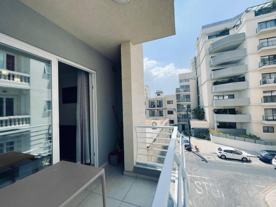 Stylish Modern Central Apartment 4 Paceville San Giuliano Esterno foto